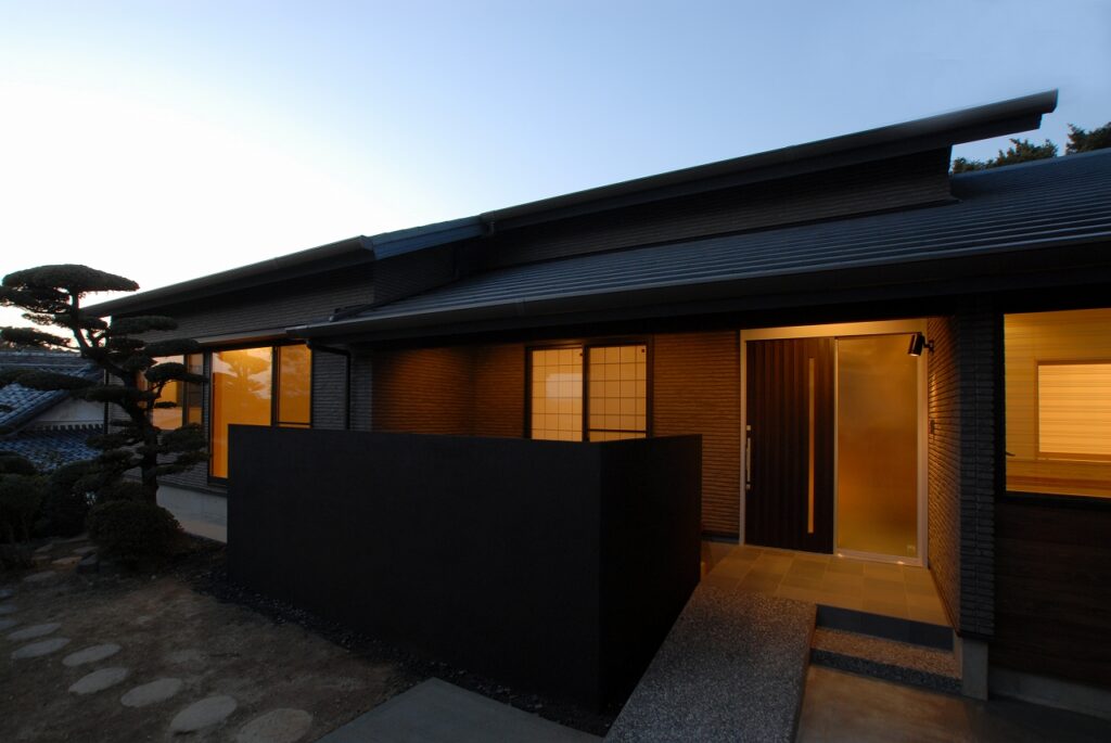 和歌山市 大屋根に包まれた和モダンの家